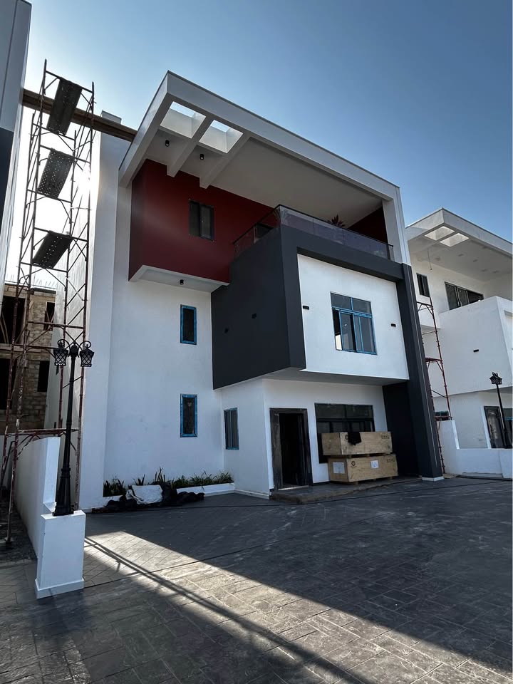 NEWLY BUILT 4-BEDROOM TOWNHOUSE FOR SALE!