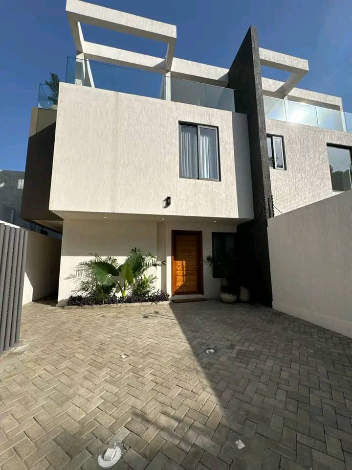 LUXURIOUS 3BEDROOM FURNISHED TOWNHOME
